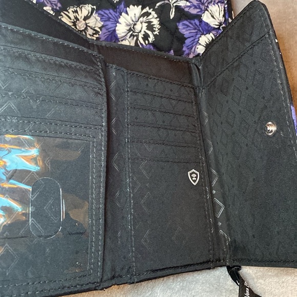 💜🖤VERA BRADLEY💜🖤Frosted Floral Triple Zip Hipster & RFID Wallet/Wristlet/NWOT - Picture 3 of 13